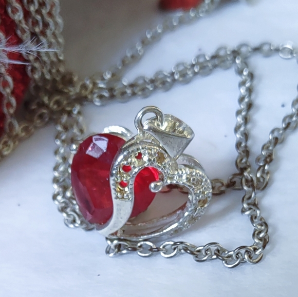 Romantic Red Heart Pendant Necklace - Picture 3 of 8